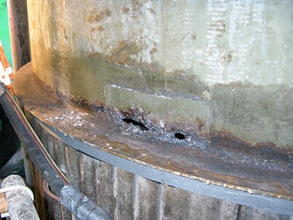 Corrosão transpassante na base de um tanque Corrosão transpassante na base de um tanque