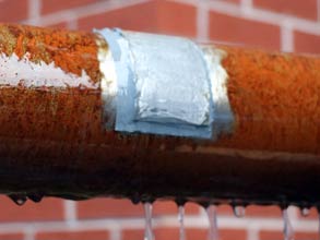 Belzona 1212 usado para reparar uma tubulação com vazamento Belzona 1212 usado para reparar uma tubulação com vazamento
