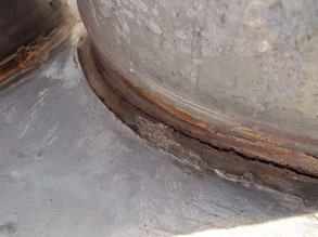 Canalização deteriorada sobre o telhado da área de produção Canalização deteriorada sobre o telhado da área de produção