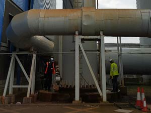Chaminé corroída devido a químicos dentro da corrente de gases de combustão Chaminé corroída devido a químicos dentro da corrente de gases de combustão