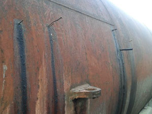 Cavilhas de madeira tampa vazamento em tanque de ácidos graxos
