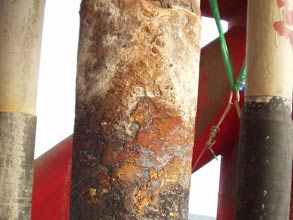 Revestimento de borracha danificado em tubo de elevação offshore