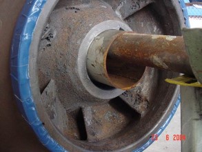 Rotor de bomba centrífuga com corrosão em indústria siderúrgica