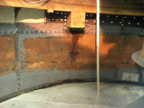Corrosão interna das paredes do tanque antes da aplicação Belzona