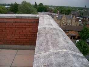 Lacunas entre pedras de cobertura permitindo umidade na parede e construção abaixo