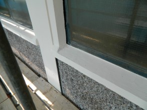 Peitoril da janela de concreto restaurado e parede do prédio protegido utilizando materiais Belzona