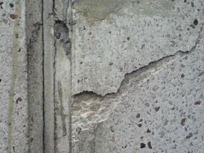 Concreto fragmentado em chaminé devido à infiltração de água