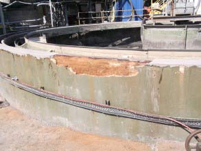 Infiltração de água causou danos no concreto do tanque clarificador