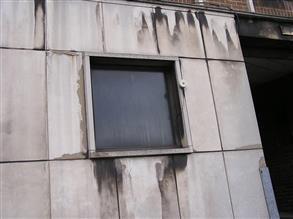 Painéis de concreto de escritório fragmentados e lascados